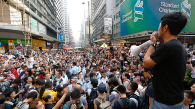 Sinh viên biểu tình phát biểu tại một ngã tư ở trung tâm Mong Kok, Hong Kong.