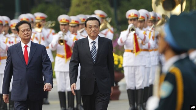 Thủ tướng Trung Quốc Lý Khắc Cường và Thủ tướng Việt Nam Nguyễn Tấn Dũng duyệt hàng quân danh dự trong buổi lễ chào đón tại Phủ Chủ tịch ở Hà Nội, ngày 13/10/2013.