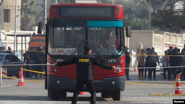 Chiếc xe buýt bị trúng bom, trong quận Nasr của Cairo, Ai Cập, 26/12/13