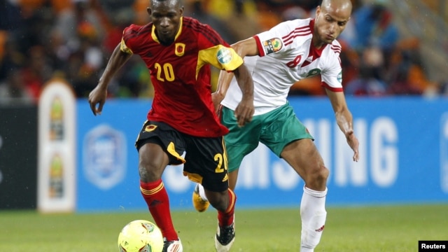 Mingo Bille, de Angola, disputa o esferico com o marroquino Karim el Ahmad, no jogo inaugural da seleccao angolana do CAN 2013