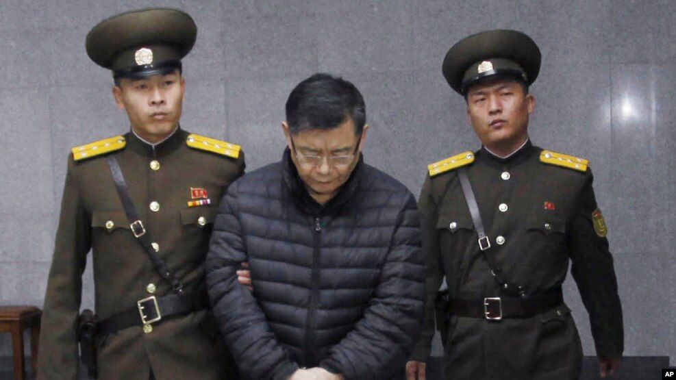 20년 가까이 북한을 드나들며 인도주의 구호활동에 앞장선 것으로 알려진 한국계 캐나다인 임현수 목사가 지난해 12월 북한 최고재판소로 연행되고 있다. 임 목사는 인도주의 지원 사업 목적으로 방북했다가 지난해 1월 억류됐고, 12월 반국가 종교 활동 혐의로 종신형을 선고 받았다.