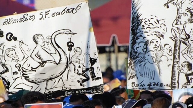 Rajapaksa supporters with anti-Fonseka placards at rally, 24 Jan 2010