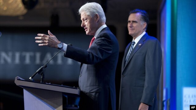El expresidente Bill Clinton presenta a Mitt Romney, quien este martes habló ante el foro Iniciativa Global Clinton, en Nueva York.