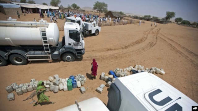 The distribution of 40,000 liters of water is seen among the local community in El Srief, North Darfur, July 2011. (file photo)