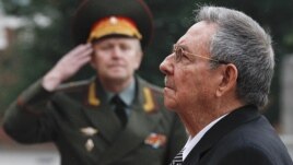 El presidente cubano Raúl Castro rinde homenaje frente a la tumba del Soldado Desconocido cerca del Kremlin, en Moscú.