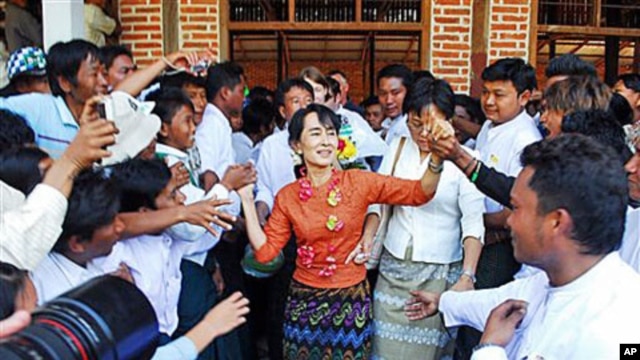 Burma pro-democracy leader Aung San Suu Kyi greets supporters at Kyit Tee village, in Myaing township, central Burma, January 31, 2012.