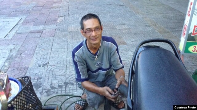 Anh Trần Viết Hùng hành nghề bơm vá xe đạp trên góc đường Hà Huy Tập-Điện Biên Phủ ở quận Thanh Khê