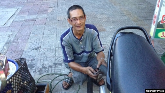 Anh Trần Viết Hùng hành nghề bơm vá xe đạp trên góc đường Hà Huy Tập-Điện Biên Phủ ở quận Thanh Khê