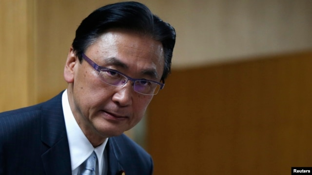 Ministro Encarregado da questão dos seqüestros e chefe da comissão nacional de segurança pública Keiji Furuya do FILE-Japão chega a uma reunião com os familiares das vítimas sequestrados pela Coreia do Norte, em Tóquio, 30 de maio de 2014.