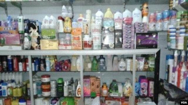 Berbagai produk kosmetik ilegal semakin marak dijual di pasar-pasar lokal di berbagai daerah di Indonesia (foto: dok - VOA/Iris Gera).