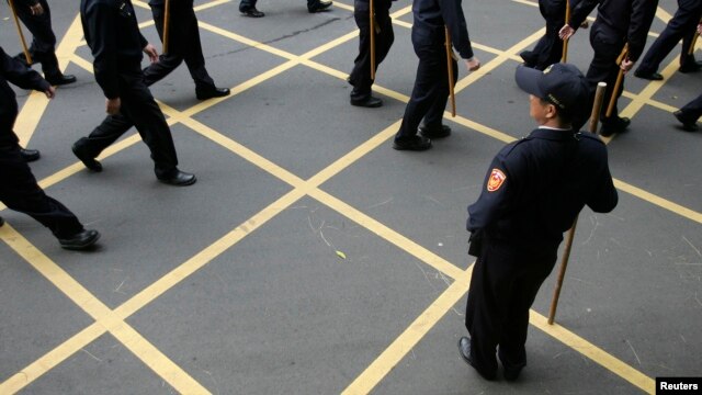 Ảnh minh họa: Cảnh sát canh gác bên ngoài tòa án ở Đài Bắc.