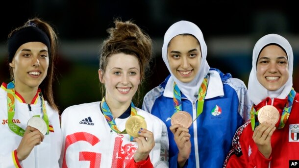 Pemenang medali emas taekwondo putri dalam Olimpiade 2016, dari kiri: Eva Calvo Gomez dari Spanyol, perak; Jade Jones dari Inggris, emas; Kimia Alizadeh Zenoorin dari Iran dan Hedaya Wahba dari Mesir, perunggu.