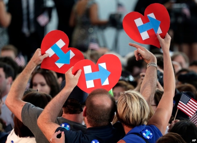 Para pendukung Hillary Clinton memegang logo kampanye dalam sebuah acara di New York (7/6).