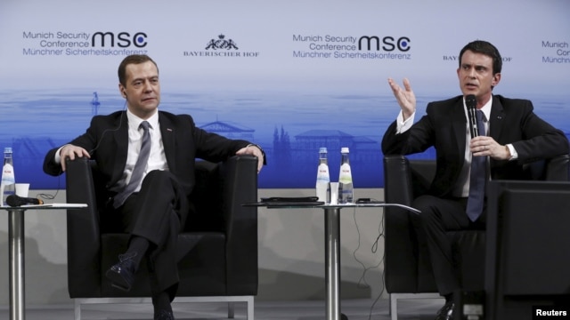 French Prime Minister Manuel Valls (R) and Russian Prime Minister Dmitry Medvedev attend the Munich Security Conference in Munich, Germany, Feb. 13, 2016.