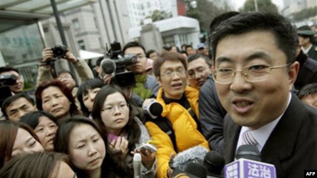 A lawyer for Proview Technology, Ma Dongxiao, talks to reporters speaks outside a courthouse in Shanghai after a legal hearing in February about the iPad trademark.