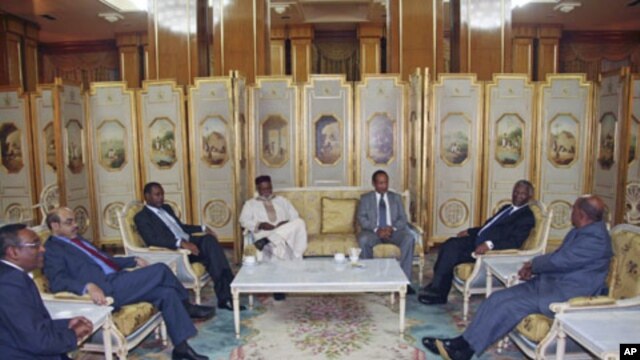 Sudan's President Omar Hassan al-Bashir (R) speaks with African leaders during the Africa Panel high-level talks in Addis Ababa, June 12, 2011