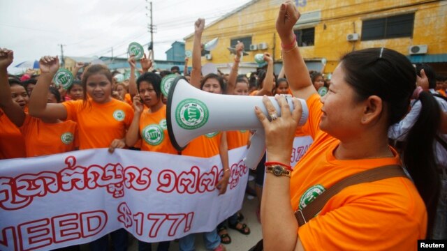 ក្រុម​កម្មករ​រោង​ចក្រ​កាត់​ដេរ​សម្លៀក​បំពាក់​​​ស្រែក​ពាក្យ​ស្លោក​​ ​និង​កាន់​​​បដា​នៅ​ក្នុង​​ការ​​​ចាប់​ផ្តើម​ដំបូង​​នៃ​​​យុទ្ធនាការ​ដំឡើង​​ប្រាក់​ឈ្នួល​ដល់​ក្រុម​កម្មករ​ឲ្យ​​បាន​ដល់​១៧៧​ដុល្លារ​ក្នុង​មួយ​ខែ កាល​ពី​ថ្ងៃ​​ពុធ ទី​១៧ ខែ​កញ្ញា ឆ្នាំ​២០១៤។​ (Reuters)