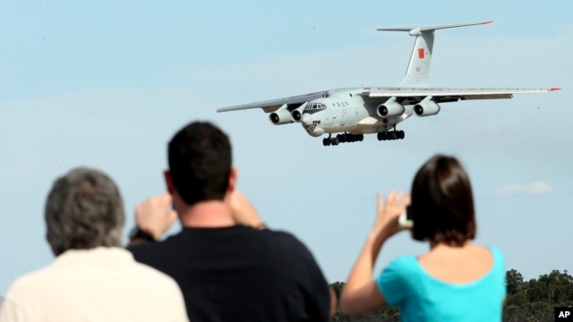 Máy bay Ilyushin IL-76 của Trung Quốc hạ cánh tại sân bay quốc tế Perth, Australia, sau khi trở về từ hoạt động tìm kiếm chuyến bay MH370 bị mất tích, ngày 10/4/2014.