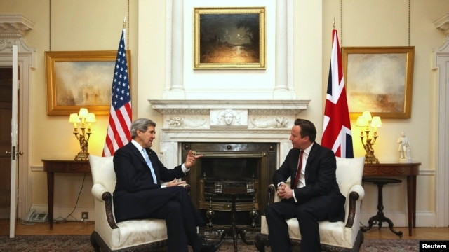 El primer ministro británico David Cameron, derecha, da la bienvenida al secretario de Estado de EE.UU., John Kerry, el lunes 25 de febrero en Londres. 