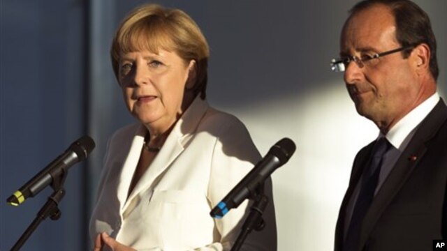 Nemačka kancelarka Angela Merkel i francuski predsednik Fransoa Oland na konferenciji za novinare u Berlinu