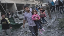 Cư dân Palestine bỏ nhà chạy lánh nạn sau các vụ tấn công của quân đội Israel vào thành phố Gaza, ngày 19/11/2012.