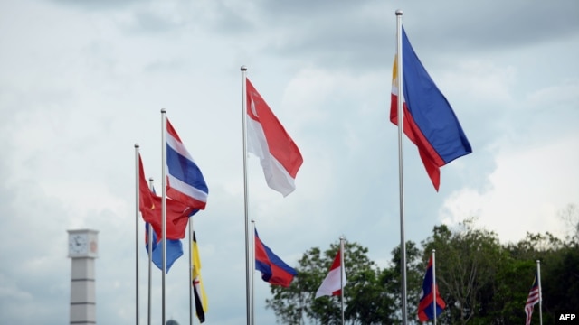 Cờ của các nước thành viên của Hiệp hội các quốc gia Đông Nam Á (ASEAN) tại Bansadar Seri Begawan, Brunei.