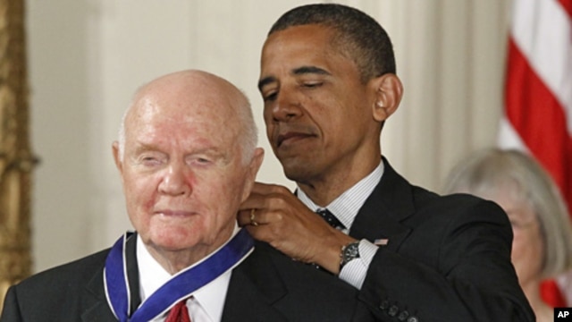 President Barack Obama awards the Medal of Freedom to astronaut John Glenn in the East Room of the White Housem May 29, 2012 (AP)