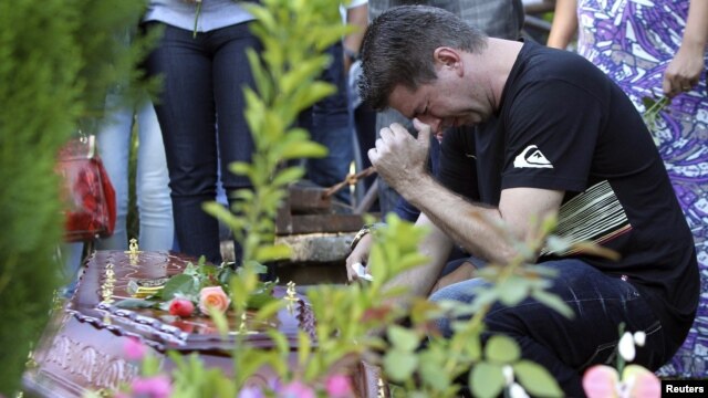 Cladimir Callegari, father of Mariana Callegari, one of the victims of a fire at Boate Kiss nightclub, cries during her funeral in the southern city of Santa Maria, Brazil, January 28, 2013. 