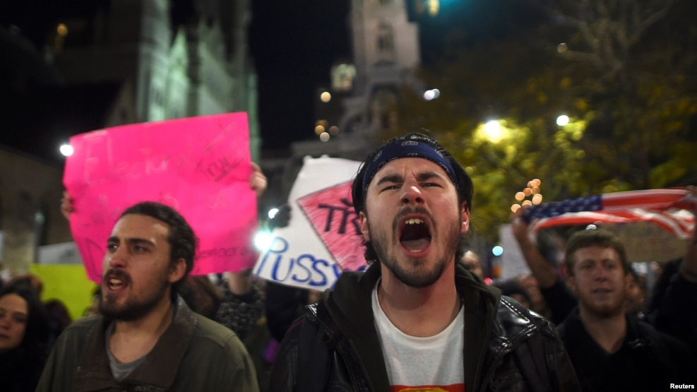 Những người biểu tình chống lại ông Trump ở Philadelphia, ngày 11 tháng 11 năm 2016.