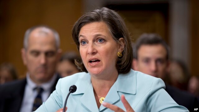 Nhà Ngoại giao Hoa Kỳ Victoria Nuland nói những sự kiện ở Ukraine là 'lời cảnh tỉnh' và 'mọi thứ chúng ta đại diện hơn 40 năm qua như một cộng đồng các quốc gia tự do' đang lâm nguy nếu 'hành động hung hăng' bị làm ngơ và không bị trừng phạt