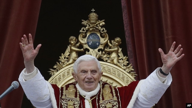 Papa Benedicto Ashikiriza Imisa ya Noel mu Kibanza ca  Basilique St. Pierre , i Vaticano, Ejo ku Musi wa Kabiri, Italiki 25 z'Ukwezi kw'Icumi na Kabiri, Umwaka w'2012.