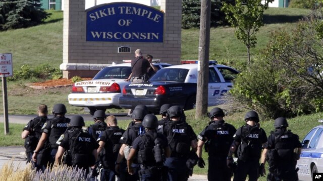 Cảnh sát bên ngoài đền thờ Sikh ở Oak Creek, bang Wisconsin sau khi một vụ nổ súng, ngày 5/8/2012