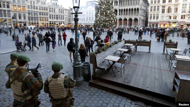 Lính Bỉ đứng gác ở quảng trường Grand Place, Brussels, ngày 30 tháng 12 năm 2015, sau khi hai người bị bắt tại Bỉ vào ngày Chủ nhật và thứ Hai. Cả hai bị tình nghi âm mưu tấn công ở Brussels vào đêm giao thừa năm mới, các công tố viên liên bang cho biết.