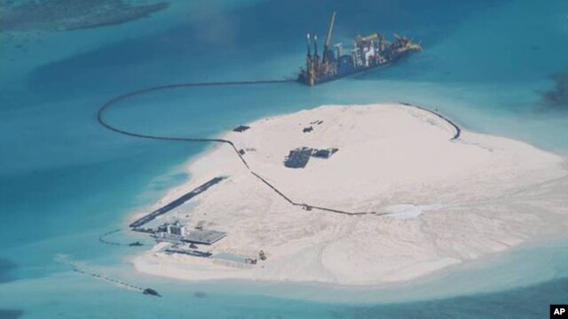 Ảnh vệ tinh cho thấy Trung Quốc tiến hành các hoạt động lấp biển lấy đất tại những đảo nhỏ mà Bắc Kinh chiếm đóng ở quần đảo Trường Sa, nơi Bắc Kinh có tranh chấp chủ quyền với Việt Nam, Philippines, Malaysia, Brunei và Đài Loan.