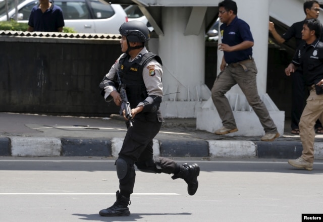 Cảnh sát Indonesia tới hiện trường vụ nổ ở thủ đô Jakarta, ngày 14/1/2016.