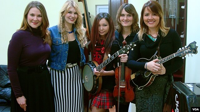 "Della Mae" guruhi bilan "Turkiston" saroyidagi uchrashuv chog'ida, Janna Kim (o'rtada) 