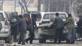 Une ambulance sur les lieux du dernier attentat kamikaze à Kaboul  