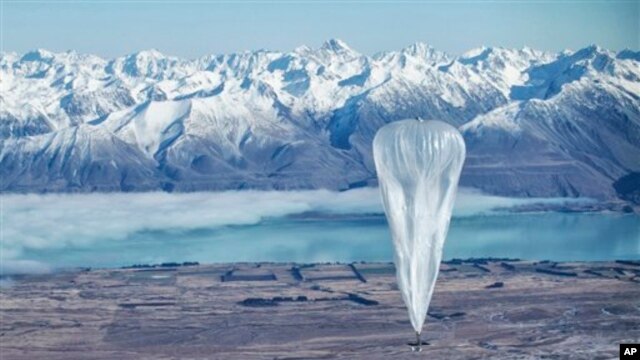 Sebuah balon Google terbang melewati pegunungan Alpen Selatan dengan latar belakang Tekapo, Selandia baru. Balon-balon ini terbang di stratosfer dan memancarkan sinyal Internet ke Bumi. (AP/Jon Shenk) 