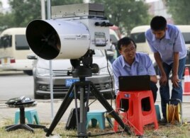 Các kỹ sư sử dụng thiết bị để đo mức độ của cyanide trong không khí tại một trạm theo dõi ô nhiễm môi trường trong phạm vi 3 km (2 dặm) từ khu vực xảy ra vụ nổ ở Thiên Tân, ngày 18/8/2015.