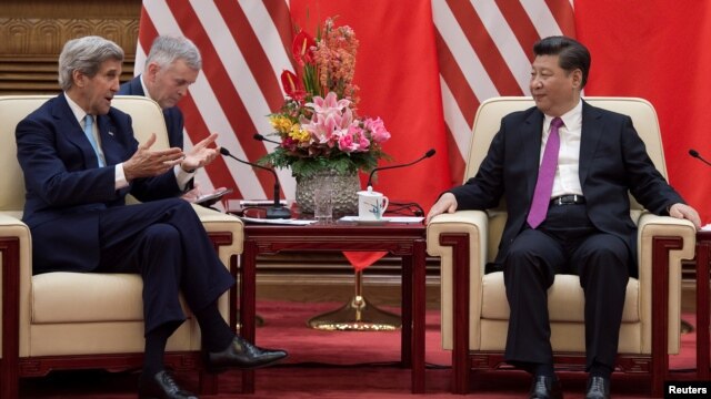 Ngoại trưởng Hoa Kỳ John Kerry (trái) trao đổi với Chủ tịch Trung Quốc Tập Cận Bình (phải) tại Đại Lễ đường Nhân dân sau vòng 8 Đối thoại Kinh tế và Chiến lược Mỹ - Trung, ngày 7 tháng 6 năm 2016.