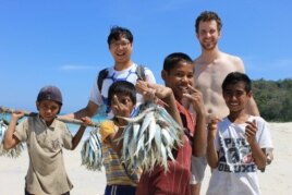 Chris Crow bermain bersama anak-anak di pantai Sumba (foto/dok: Chris Crow)