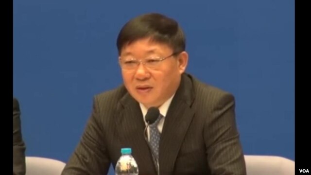 上海市副市长艾宝俊在记者会上回答美国之音记者的问题（2013年11月，美国之音东方拍摄）