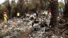 Les secouristes sur le site du crash de l'avion transportant le général Kéléfa Diallo, et d'autres hauts responsables militaires à Charlesville, au sud-est de Monrovia, Libéria, 11 février 2013