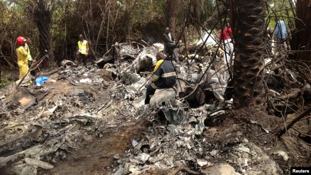 Rescuers on site of plane crash carrying Guinea's military chief, General Kelefa Diallo, and other senior military officials, Charlesville, southeast of Monrovia, Liberia, Feb. 11, 2013.