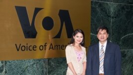 Tiến sĩ Cù Huy Hà Vũ đến đài VOA để dự cuộc phỏng vấn (Ảnh: Khải Nguyễn)
