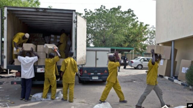 Electoral officers unload election materials from a vehicle at the Independent National Electoral Commission building in northern city of Kano, Nigeria, April 3, 2011