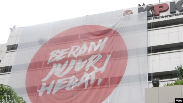 Spanduk raksasa berukuran 20x20 meter bertuliskan 'Berani, Jujur, Hebat'  menghiasi gedung KPK Jakarta (25/11). Spanduk raksasa ini dipasang dalam rangka menyambut peringatan hari korupsi sedunia, 9 Desember 2012.