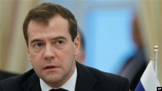 Russian President Dmitry Medvedev speaks at the Caspian summit in Baku, Azerbaijan, 18 Nov 2010