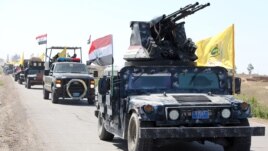 Các thành viên của lực lượng an ninh Iraq tiến về khu vực al-Dawr ở phía nam thành phố Tikrit từ thành phố Samarra phía bắc Baghdad, khởi động cuộc hành quân chống lại nhóm Nhà nước Hồi giáo, ngày 28/2/2015.