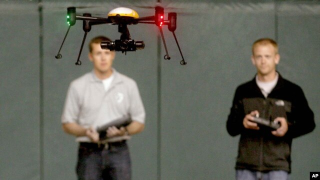 John D. Odegard de la Escuela de Ciencias Aeroespaciales en la Universidad de Dakota del Norte en Gran Forks, demuestra la operación de un drone. Foto de archivo.